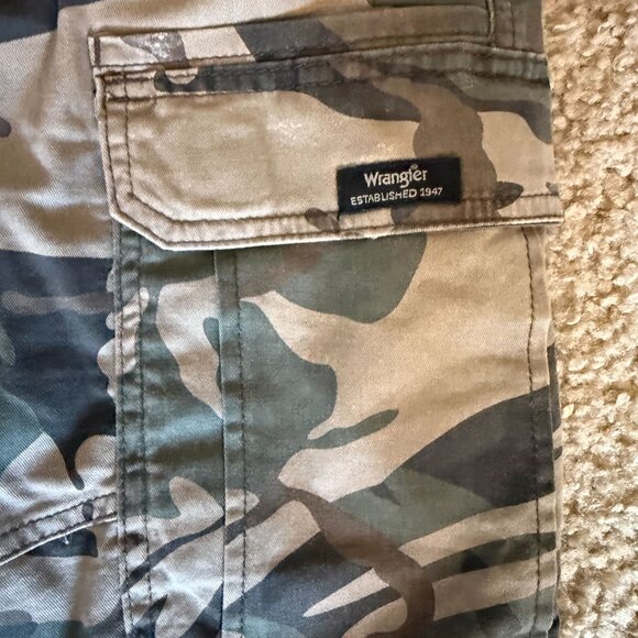 Wrangler Relaxed Fit Camouflage Shorts | Big & Tall | Size 46 - Picture 2 of 4